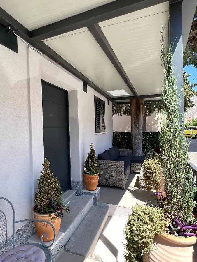 Apartment Place Split