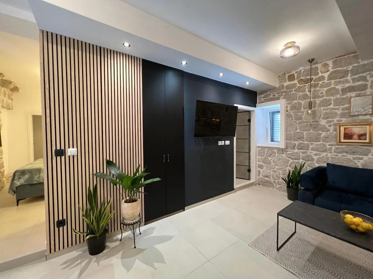 Apartment Place Split