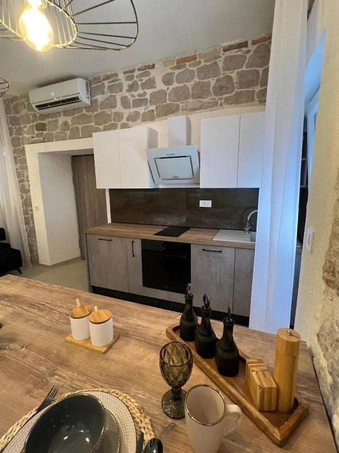Apartment Place Split 0*,