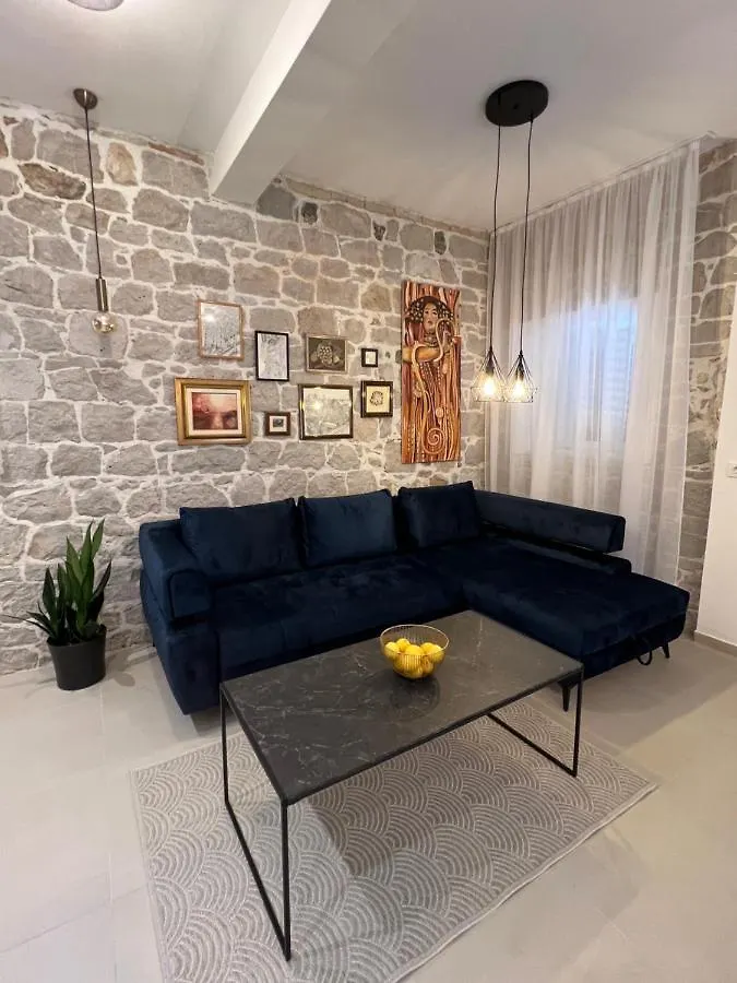 Apartment Place Split