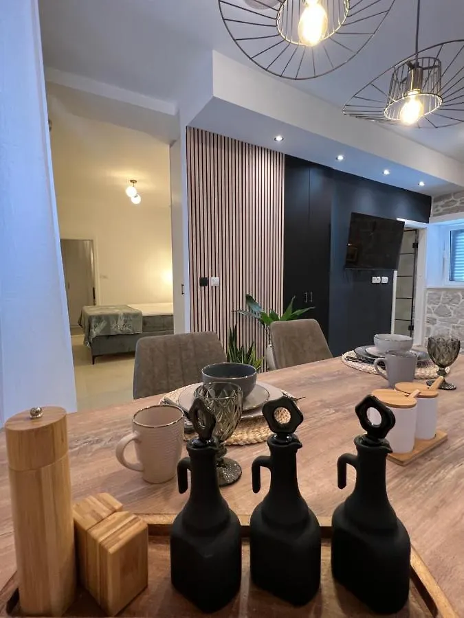 Apartment Place Split