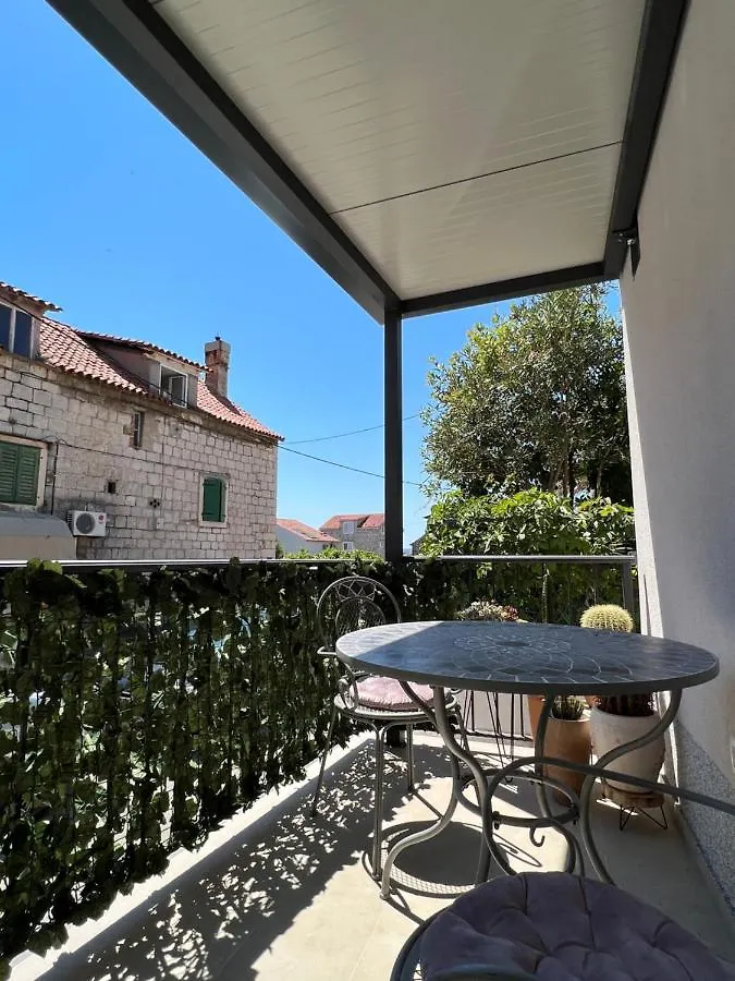 Apartment Place Split