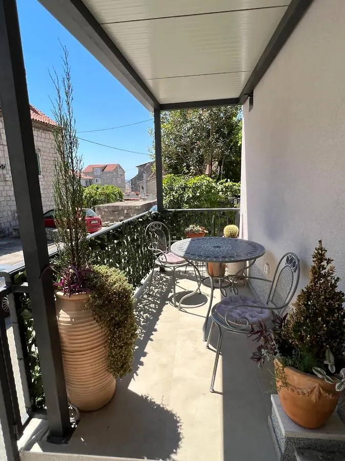 Apartment Place Split