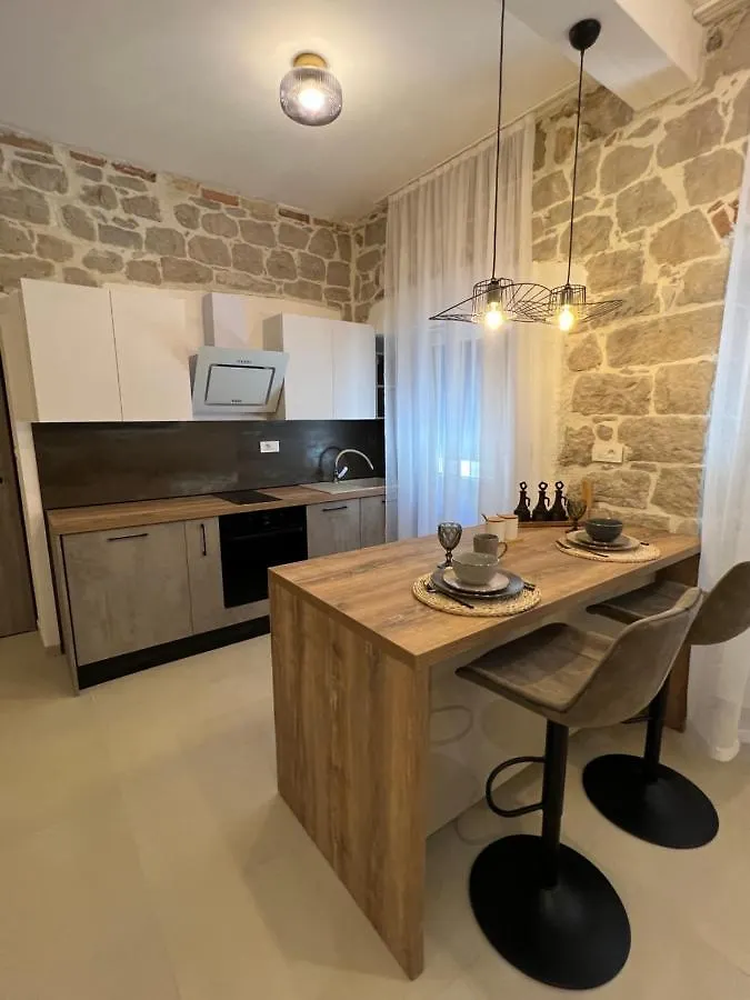 Apartment Place Split