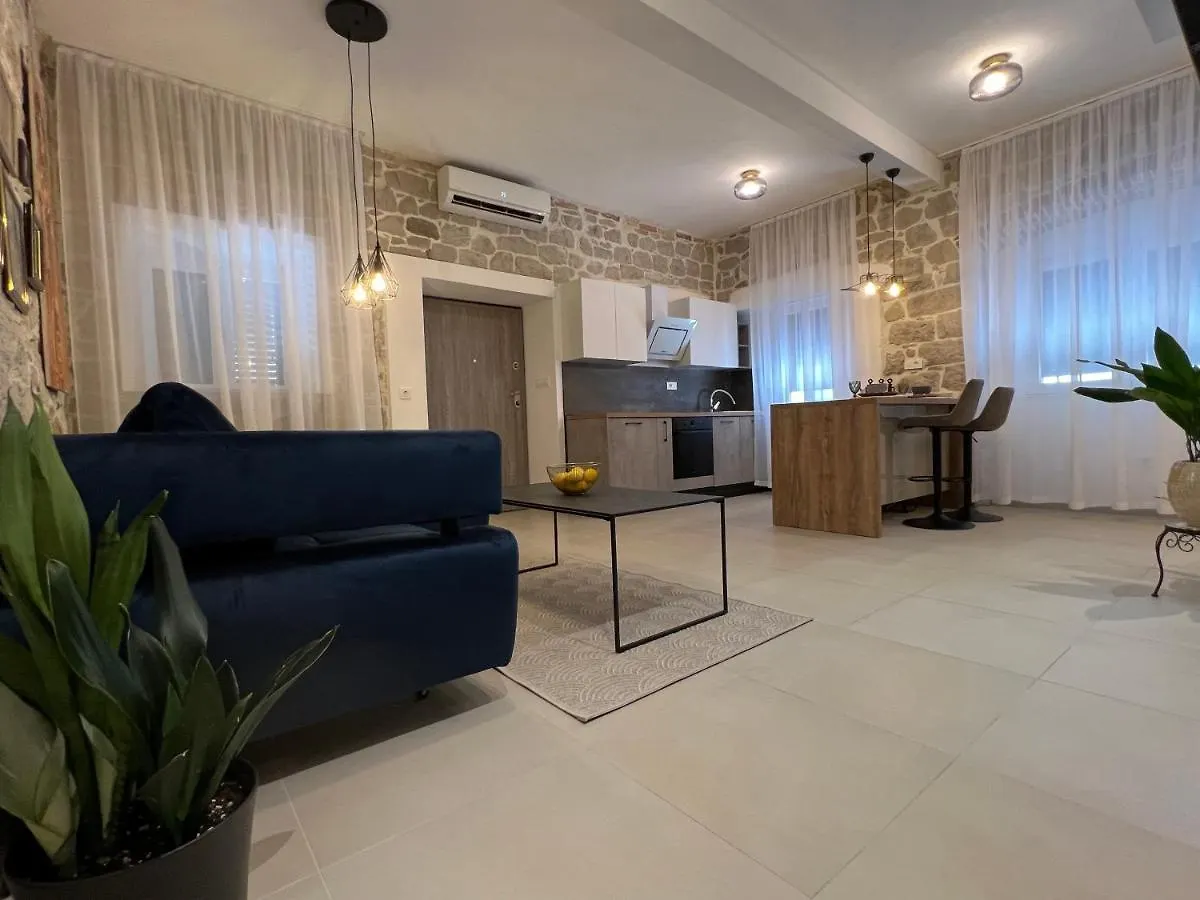 Apartment Place Split